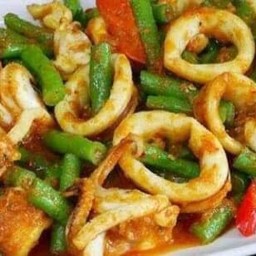 ผัดพริกแกงปลาหมึกราดข้าว