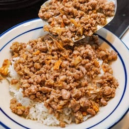 หมูกระเทียมราดข้าว