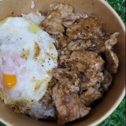 ข้าวเนื้อกะเทียม ฟรีไข่ดาว