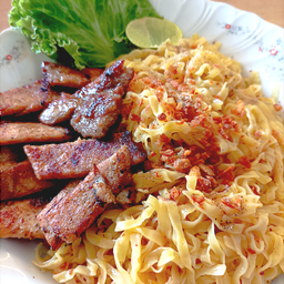 บะหมี่คลุก  หมูย่างพริกน้ำปลา