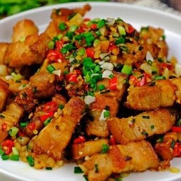 B10 หมูกรอบคั่วพริกเกลือ
