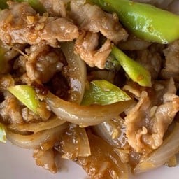 ผัดพริกหยวกเนื้อเป็นกับ