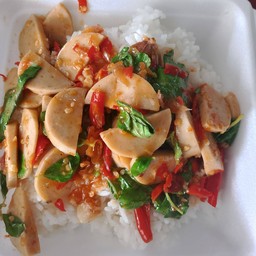 ผัดเผ็ดหมูยอถั่วฝักยาวราดข้าว