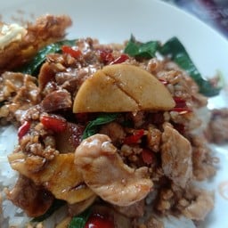 กะเพรารวม (หมูสับ+หมูชิ้น+หมูยอ)