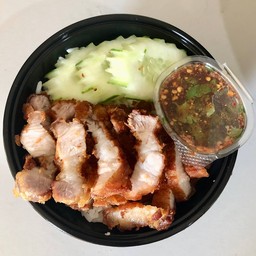 หมูสามชั้นทอดน้ำปลาราดข้าว