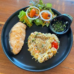 ข้าวผัดปลาแซลมอนย่าง