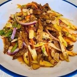 ยำมะม่วงปลากรอบ