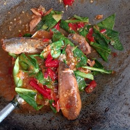 กะเพราปลากระป๋องราดข้าว