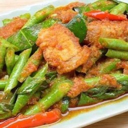 ผัดพริกแกงหมูชิ้นราดข้าว