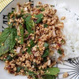 ลาบอีสานราดข้าว