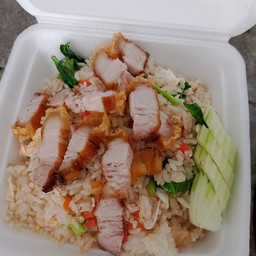 ข้าวผัดหมูกรอบ