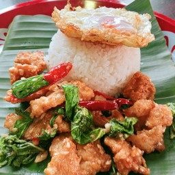 กระเพราไก่กรอบ + ไข่ดาว