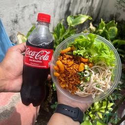 [อร่อยซ่ากับโค้ก] หมี่ไก่ฉีก น้ำพริกหมูกระจกโคตรแซ่บ +  โค้ก ขนาด 500ml พร้อมน้ำแข็งแก้วยักษ์ 32 ออนซ์