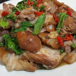กะเพราขาหมูเป็นกับข้าว
