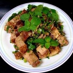 C17 ลาบหมูกรอบ
