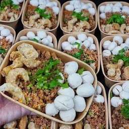 ล้ำเส้น หมี่คลุกไก่ฉีก & ปังเย็น