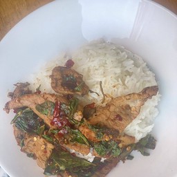 กะเพราเนื้อหมักนุ่มคั่วพริกแห้ง