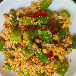 กระเจี๊ยบสดผัดไข่ ราดข้าว