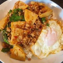 กระเพราหมูสับหมูยอ