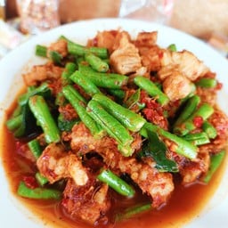 ผัดพริกแกงสดหมูสามชั้นราดข้าว