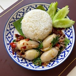 ข้าวกะเพราปลาหมึกยัดไส้