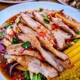 ยำคอหมูย่างและข้าวโพด