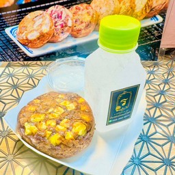 ขนมบ้าบิ่น 1 ชิ้น & เครื่องดื่ม 1 ขวด