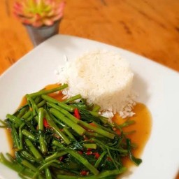 ข้าวราดผักบุ้งไฟแดง