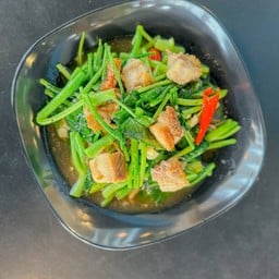 ผัดคะน้าหมูกรอบ