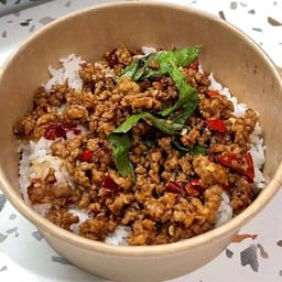 กะเพราหมูสับราดข้าว