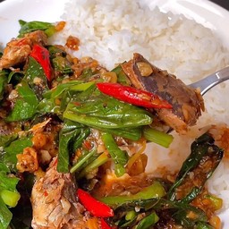 ข้าวราดคะน้าปลากระป๋อง