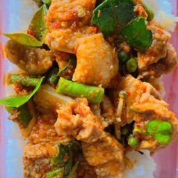 ข้าวราดผัดพริกแกงหมูสามชั้น