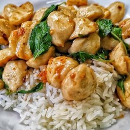 ข้าวกล่อง+กะเพราลูกชิ้นหมู
