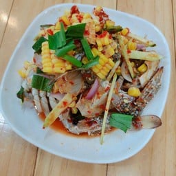 ยำปูม้ามะม่วงข้าวโพด