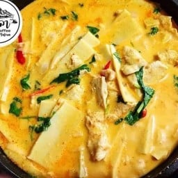 แกงเผ็ดหน่อไม้ใส่ไก่