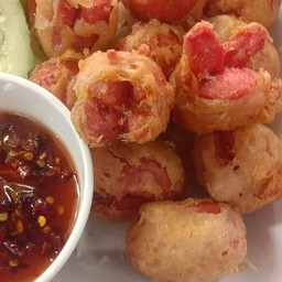 ไส้กรอกแดงโบราณพร้อมน้ำจิ้มรสเด็ด