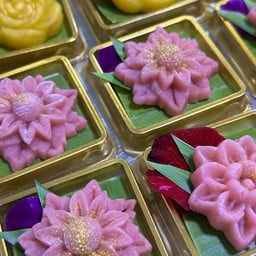 ทองชมพูนุช(ขนมหอมทำจากไข่ขาวถั่วกวนและกลิ่นกุหลาบอบควันเทียน)