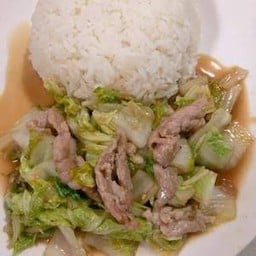 ผัดผักกาดขาวใส่หมูราดข้าว