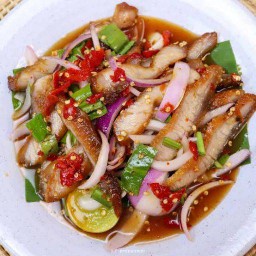 ยำหมูกรอบ LM