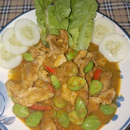 ข้าวผัดเครื่องแกงหมูสะตอ