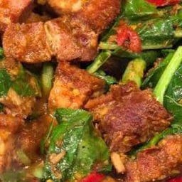 [อร่อยซ่ากับโค้ก] ผัดพริกแกงคะน้าหมูกรอบ +  โค้ก ออริจินัล (กระป๋อง)