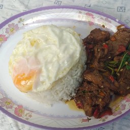 กระเพราเนื้อตุ๋นราดข้าวไข่ดาว