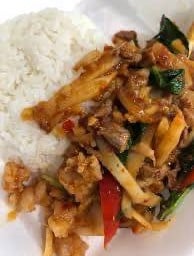 ข้าวราดผัดพริกแกง หน่อไม้ดอง