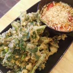 ยำผักบุ้งกรอบ