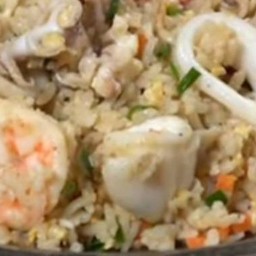 ข้าวผัดทะเล( กุ้ง หมึก)