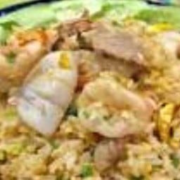ข้าวผัดรวมมิตร ( หมู ไก่ กุ้ง หมึก )