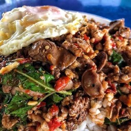 กะเพราเครื่องในไก่