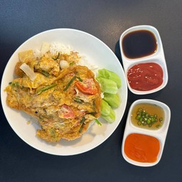 ข้าวไข่เจียวทรงเครื่อง(ไข่ 2 ฟอง + หมูสับ+มะเขือเทศ+หอมใหญ่+ต้มหอม)