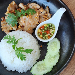 ข้าวราดหมูทอดกระเทียม