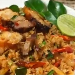 ข้าวผัดต้มยำ หมูกรอบ